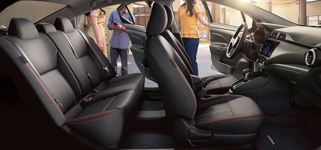 Interior del Nissan Versa 2025